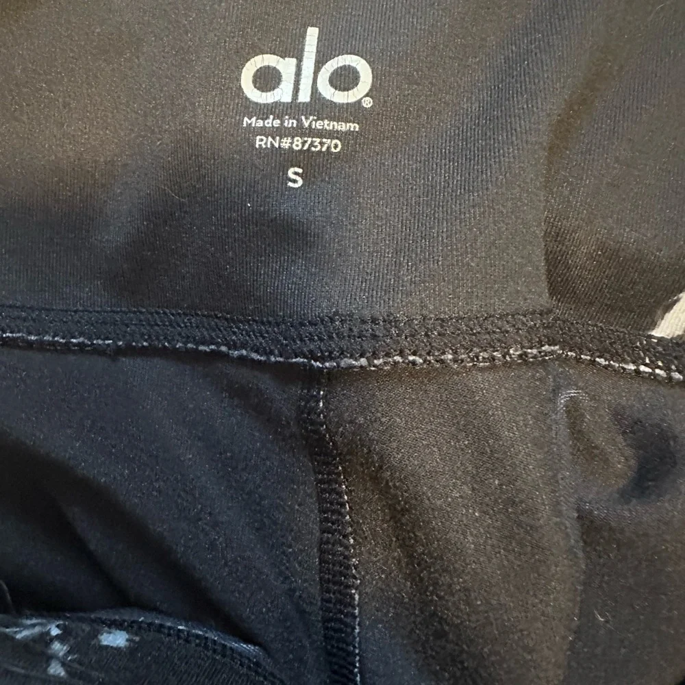 ALO Yoga Black and White Leggings with Pattern Size Small